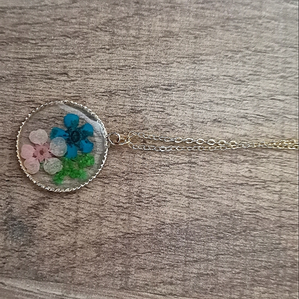 Short chain pressed floral necklace